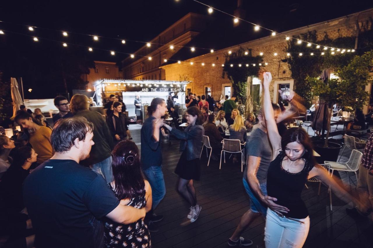 Long Story Short Hostel & Cafe Όλομουτς Εξωτερικό φωτογραφία